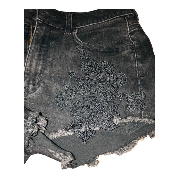 American eagle embroidered frayed hem distressed stretch high rise shorts sz 6 - Picture 1 of 11